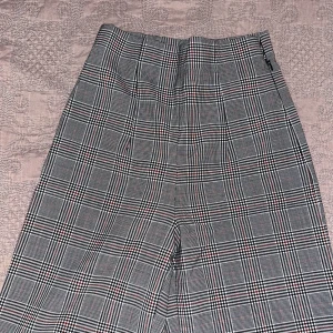 Rutiga kostymbyxor! Zara, XS - Rutiga kostymbyxor från Zara, sitter super snyggt och tight längst höfterna och midjan, men får inte plats i dom längre. I super bra skick trots att dom e rätt så använda. Strl XS 