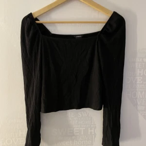 Långärmad tröja  - Långärmad tröja med ribbat matrial sitter super fint på kroppen 💕