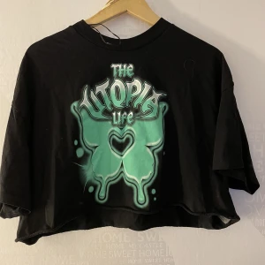 Svart croppad tröja  - Svart croppad tröja med grönt tryck på 💕