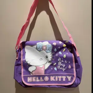 Säljer denna super snygga väskan med hello kitty motiv, som ny!
