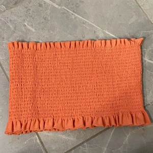 3 Toppar! - Första är ifrån Gina tricot i strl S Andra är ifrån Hina tricot i strl xs  Sista är ifrån HM i strl 36/38 tror jag❤️50kr styck och vid köp av fler 30kr st!