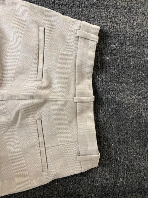 Kostym byxor hm oanvända  - Aldrig använda! Från hm kostymbyxor figurformad. Buda gärna med eget prisförslag! Vid köp av flera saker kan jag möjligtvis fixa paketpris så fråga! Kan skickas med spårbar frakt 11 kr om ni kontaktar mig/köper via appen vinted.