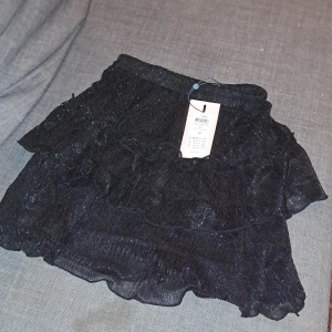 Festlig kjol, aldrig använd  - Ny kjol! Lappen kvar.   Passar perfekt till nyår, fest eller bara när man vill känna sig lite festlig i vardagen. Nypris 300:- mitt pris: 150. 