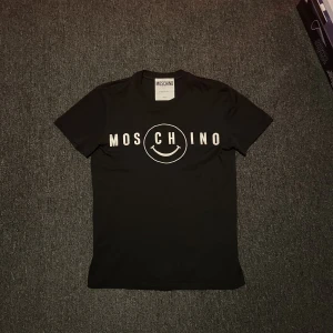 Moschino T-shirt - Moschino smile T-shirt. Strl 48IT, M/S Skick 9/10 Tags tillkommer Mitt pris 1299+frakt
