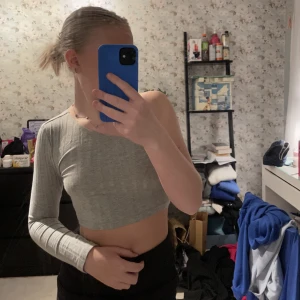 Grå enarmad tröja - Säljer kläder pga utresning allt är i fint skick, köparen står för frakten 💙 fint skick använda flertal ggr 