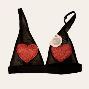 topp - hjärtbh från monki ❤️ - storlek xs, helt oanvänd så i nyskick!! priset går att diskutera, så kom med egna förslag 😇