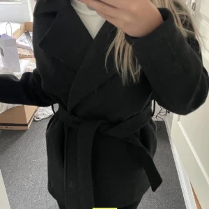 Kappa - En fin kappa som jag köpt på Plick men som tyvärr inte passar mig i smaken så säljer den vidare. Den har super skönt material och super fin Annas❤️