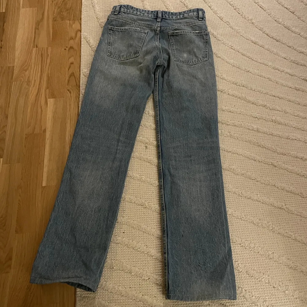 Jätte fina ljusblåa jeans ifrån zara💓dessa jeansen är Zaras mid waist jeans💓inte använda så speciellt mycket så dom är i bra skick💓jag har lagt upp jeansen hos en skräddare satt det är kortare än när man köper de. Passar mig bra som är ca 163💓. Jeans & Byxor.