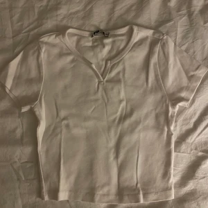 Topp - Säljer min fina tröja från new yorker då den inte passar längre! Frakten blir 59 kr och ingår inte i orginalpriset!  💋