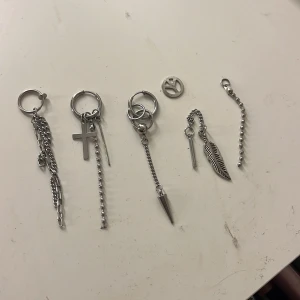 Örhänge - Säljer dessa örhänge då jag inte längre andvänder. Det är kopior som liknar dem örhängen som bts har haft på sig. Dem är tvättade och rengjorda. Skriv privat för fler bilder och mer information.💗