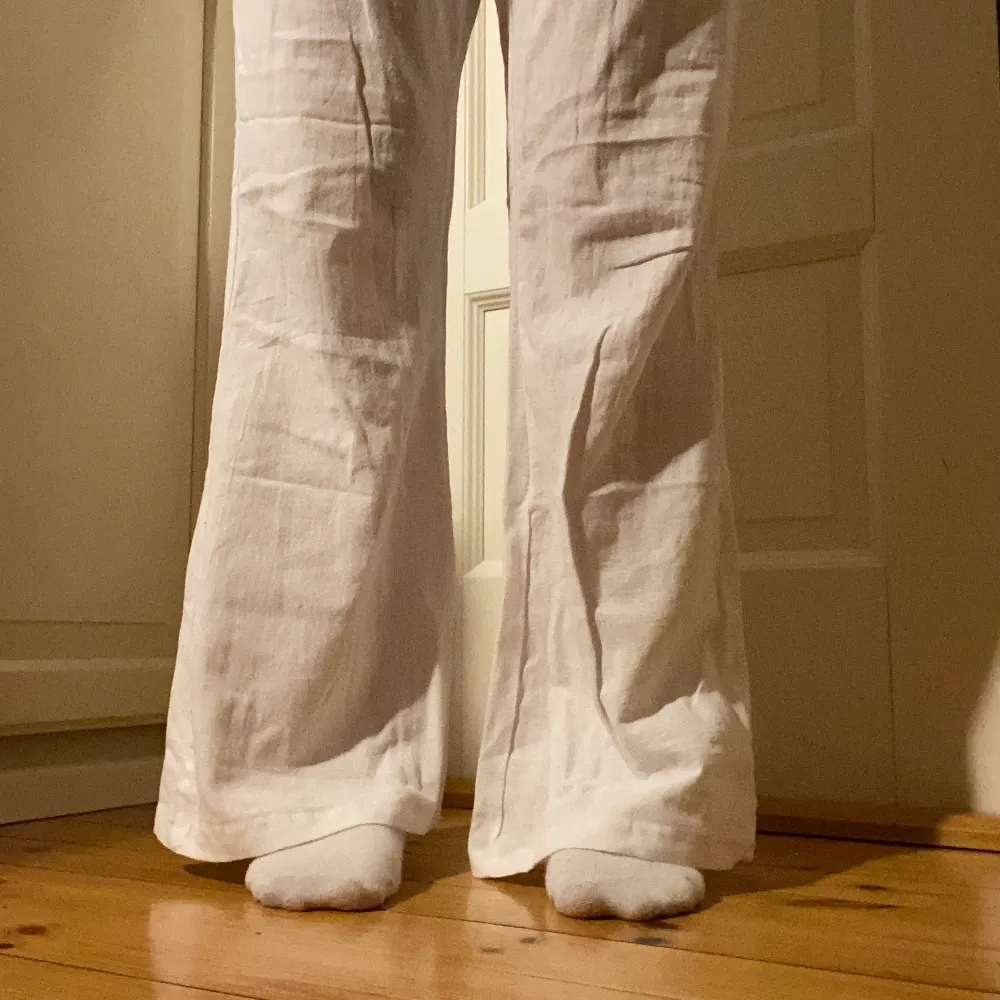 Säljer mina älskade vita lågmidjade bootcut linnebyxor då de tyvärr blivit för små! Originalpris 350kr och jag säljer nu för 100kr! Kontakta mig vid intresse och TRYCJ EB PÅ KÖO DIREKT!! 😊💕. Jeans & Byxor.
