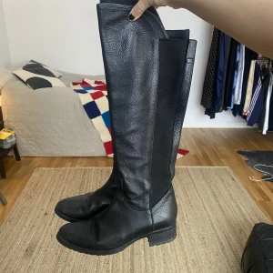 Världens bekvämaste stövlar!  - Storlek 37/1,5. Dessa stövlar är nog bland de bekvämatse skorna jag haft! Jag har firat nyår i dessa, sprungit i dessa, gjort ALLT I DESSA skor!  Och de är fortfarande i mint condition! Stövlarna går att klä upp och ner, jättesnygga till en kort klänning