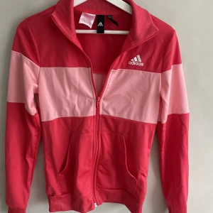 Adidaskofta - Ziphoodie från adidas. Varan är i bra skick och har inte använts särskilt mycket. Den är barnstorlek 164 men passar mig som har S