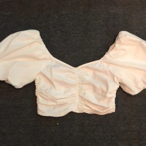  Vit topp  - En söt topp som är köpt på Gina för 250kr,aldrig använd så den är som ny,skriv privat om du har frågor, köp inte direkt 