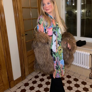 Pälsjacka  - En alldeles underbar fluffig pälsjacka i äkta päls.  Använd ett fåtal gånger och kostade strax över 7000kr från Tara by Raglady. Märket heter Kopenhagen by andersen. Jackan är mycket finare i verkligheten och har en väldigt fin brun guldig färg.