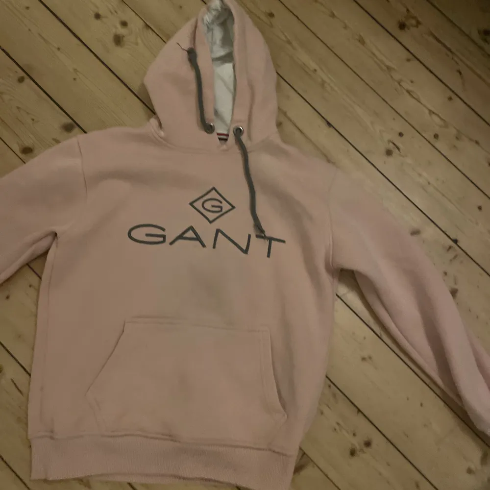 Säljer min nästan helt oandvända gant hoddie då den inte kommer till andvändnig. Priset kan diskuteras❤️. Hoodies.