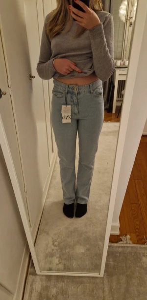 Högmidjade blå jeans zara - Säljer dessa superfina jeans åt en vän! Storlek 38 och passar dom som är runt 160 - 165 💞