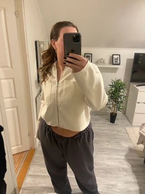 Kofta från Åhléns  - Säljer nu denna populära kofta från Åhléns då den ej kommer till användning längre tyvärr. Den är använd ett fåtal gånger och har inga defekter. Går både att använda som tröja, kofta och jacka. Köparen står för frakten!