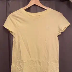 Super söt gul t-shirt från H&m. Med ett litet hjärt motiv🥰. Säljer det för att jag inte använder det längre. Haft på mig den en eller två gånger. Köpte den för 100kr så säljer för 50kr🥰🥰 