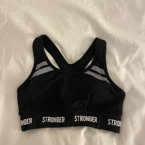 Träningstop från Stronger i strl xs - Säljer min snygga träningstop från Stronger! Den är tyvär för liten så knappt använd. Strl xs💕