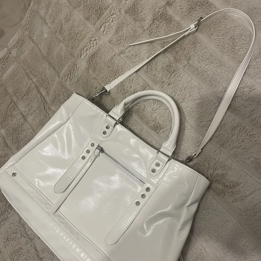 En jätte fin slutsåld vit handväska från NA-KD. Använt ett fåtal gånger! Säljer på grund av att den ej kommer till användning! Inga defekter + köparen står för frakten! Köpt för 549kr. Väskor.
