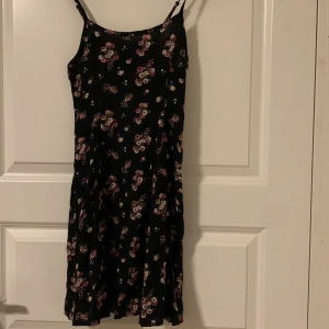 Blommig klänning  - Blommig klänning. Storleken står inte men skulle uppskatta till XS