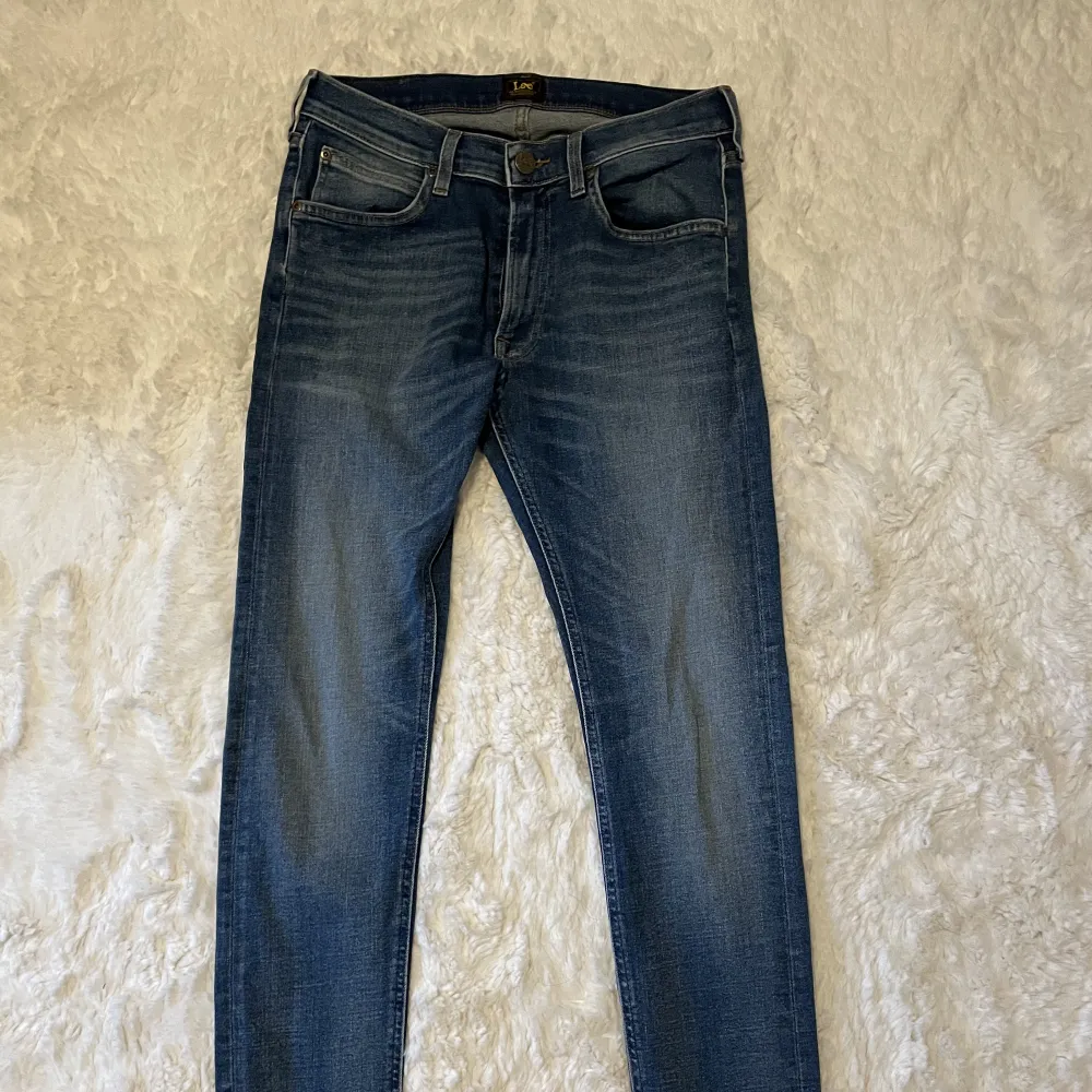 Blåa Lee Luke jeans slim fit  Storlek: 30x32  Bra skick inga fläckar  Frakt tillkommer. Jeans & Byxor.