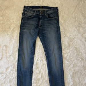 Lee Luke Jeans - Blåa Lee Luke jeans slim fit  Storlek: 30x32  Bra skick inga fläckar  Frakt tillkommer