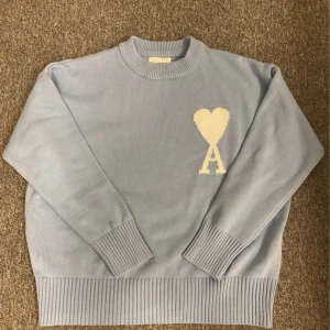 Ami Paris  - Hej säljer min ami Paris sweatshirt (stickat) storlek small 1300kr är jag villig att sälja den för men föreslå pris