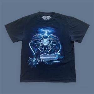 Vintage Alternative Emo Tribal T-shirt - En frän t-shirt med samma motiv både fram och bak. I fint skick. För fler bilder eller mått kontakta mig! Köp nu 🙌