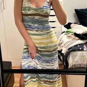 Zara Klänning - Jätte fin, stickad och färgglad klänning från zara! Använd 2 gånger. Har en slit på ena sidan.  299kr+ frakt
