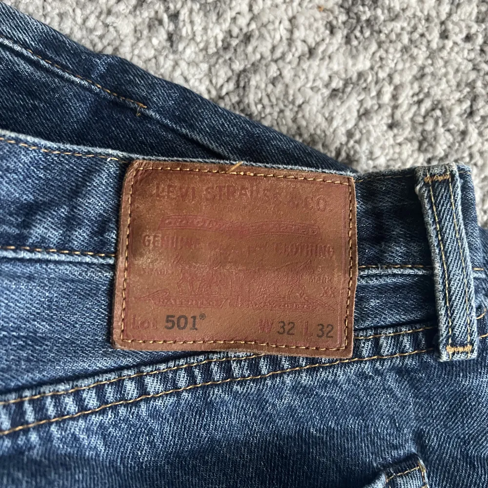 Levi’s 501 jeans i storlek 32/32 Använda men i väldigt bra skick Skick: 8.5/10 Passform: Jag är 187 och dem passar bra på längden!. Jeans & Byxor.