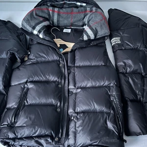 Burberry jacka och väst - Har använt bara några gånger. Vid frågor och priset kan diskuteras.