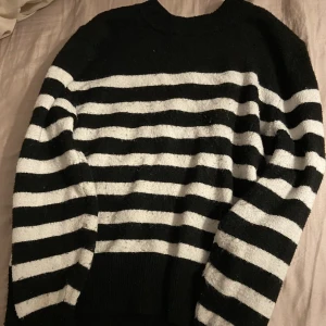 Randig stickad tröja - Den är i strlk xs, den är inte trasig och är i bra skick nästan som ny😊 den är i ett skönt material nästan som ”ull”.köparen står för frakten!