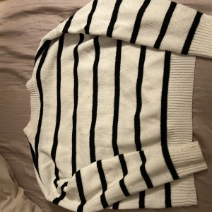 Stickad randig tröja - Den är som ny då jag använt den ca 4 ggr, den är i ett bra skick och skönt material. Köparen står för frakt