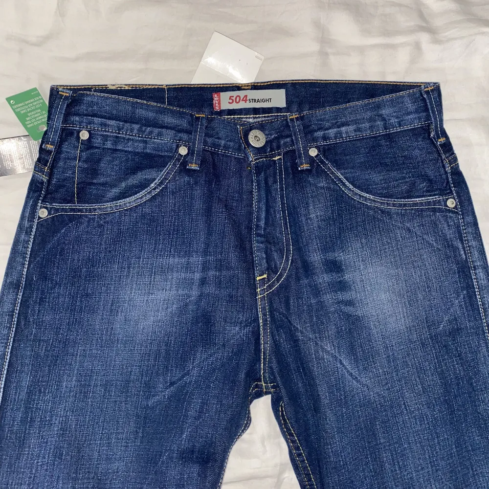 säljer dessa jeans då de var för små för mig :( perfekt modell, raka i benen och långa!. Jeans & Byxor.