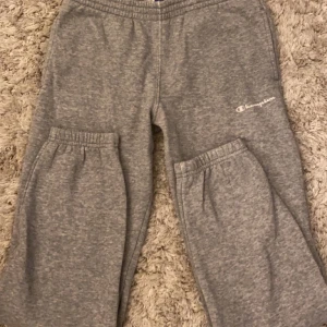 Mjukisbyxor  - Säljer dessa jätte fina mjukisbyxor från champion för 150 kr+frakt eller bud  storleken är oklar men passar mig som är 1,57. Säljer då dom inte kommer till användning. (finns en liten fläck men är inget som syns när man har på sig dom) 🫶🏼