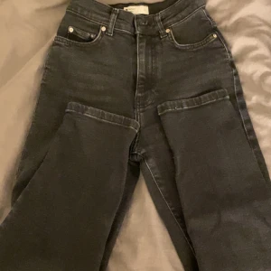 Jeans  - Säljer dessa fina jeans från Gina tricot storlek 32, använda ett par gånger men säljer nu för att dom blivit för små , har inga defekter  Nypris 499 men säljer nu för 200+frakt eller bud Skriv för mer bilder eller frågor💞
