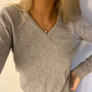 Stickad tröja  - Så mysig stickad tröja från vila i nyskick. Inte alls stickig utan jättemjuk och skön 💕 köptes för 350 och säljer för 100, pris kan diskuteras