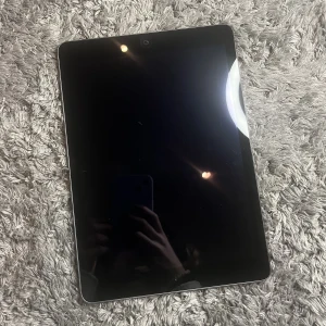 Ipad air  - Intressekoll! Säljer en ipad air och ett skal pga att jag knappt använder den, föreslå pris. Fint skick och inga sprickor. Kommer att återställa den helt innan jag skickar den, köpare står för frakten. Skriv privat för mer bilder/information.