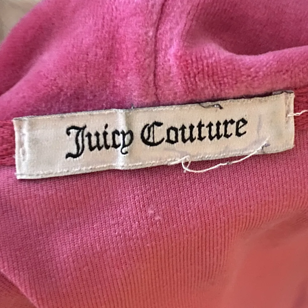 Säljer min älskade juicy couture kofta då den inte kommer till användning så mycket! Den har ett skitcoolt stort tryck på ryggen som är ganska rare, dock har 70% av alla rhinestones ramlat av och det märks att den är använd. . Tröjor & Koftor.