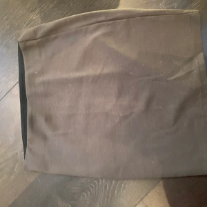 Mjuk militärgrön kjol  - Skön mörkgrön kjol från Cubus , i bra skick! 