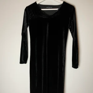 Svart Sammet klänning - Svart klänning i sammet med trekvartslånga ärmar. Perfekt till fest eller middag. Använd 1 gång. 