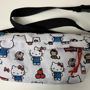 Hello Kitty x Levi’s väska - Midjeväska/Fanny pack som kan användas cross body eller runt midjan från Levi’s x Hello Kitty collab. Aldrig använd.