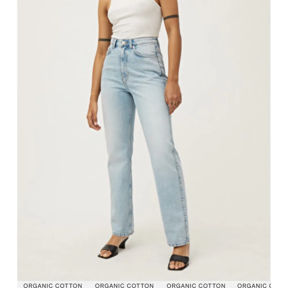 Dessa populära byxorna från weekday i modellen rowe passar mig tyvärr inte längre och därav säljer de. De sitter superfint på och är perfekt längd i benen (jag är 1,70). Jeans & Byxor.
