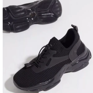 Steve madden - Snygga steve madden sneakers. Passar bra med nästan allt. Använd ett par gånger, men fortfarande i bra skick. Kan skicka bild privat om någon är intresserad.