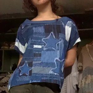 Blå stjärntröja - söt blå t-shirt med stjärntryck, köpt secondhand men har aldrig endast används en gång av mig! 💕