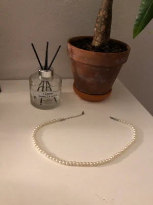 Pärlhalsband  - Jötte fint pärlhalsband som tyvärr inte kommer till användning🤍tryck inte köp nu skriv först,tveka inte att ställa frågor☺️