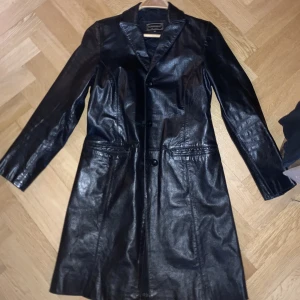 Jacka - Hejsan. Säljer denna skinnjacka då den är för liten för mig och hqr ingen användning för den. Väldigt fin och i bra skick är den! Vid intresse är det bara att höra av sig:)