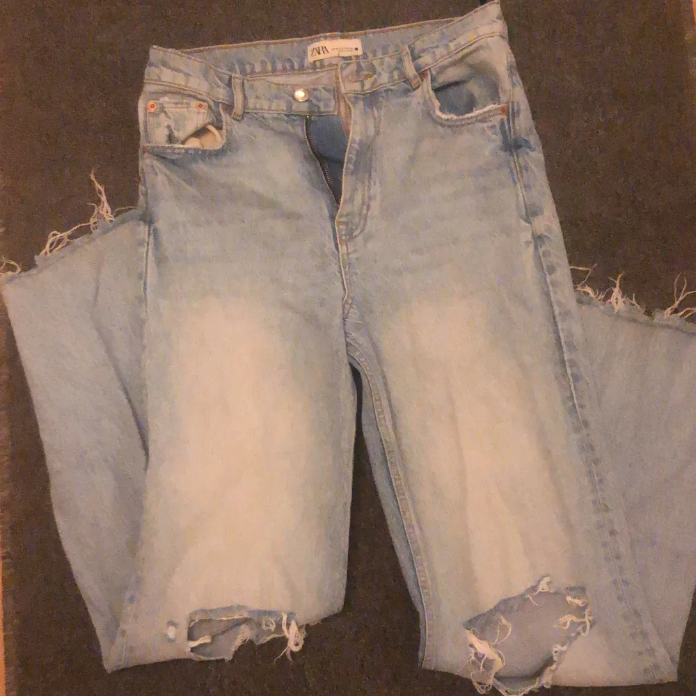 Jeans från zara,köpta för 599kr,knappt använda,är 174cm och dom går ända ner till marken som du ser på bild 3,vid mer frågor o bilder skriv privat,köp inte direkt🌹. Jeans & Byxor.